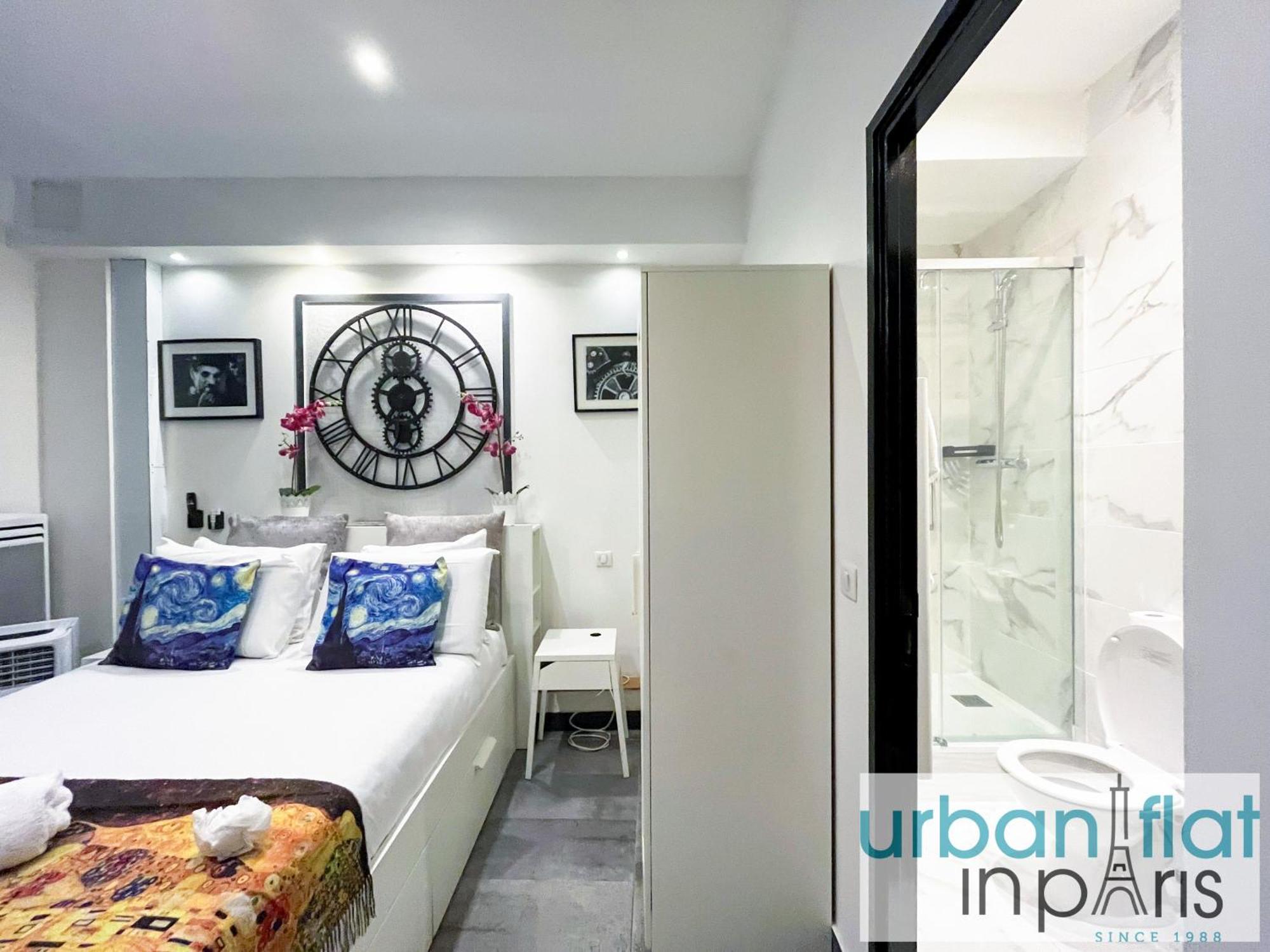 Apartment 21 B - Chaplin